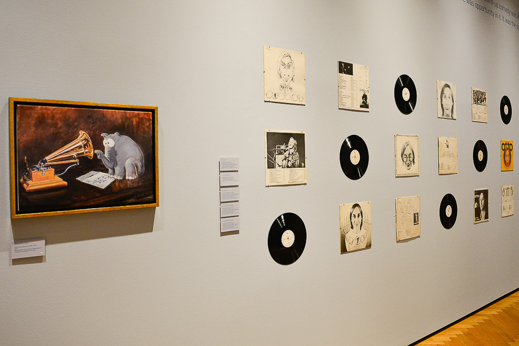 Ausstellung mit Schallplatten, Zeichnungen und Bildern