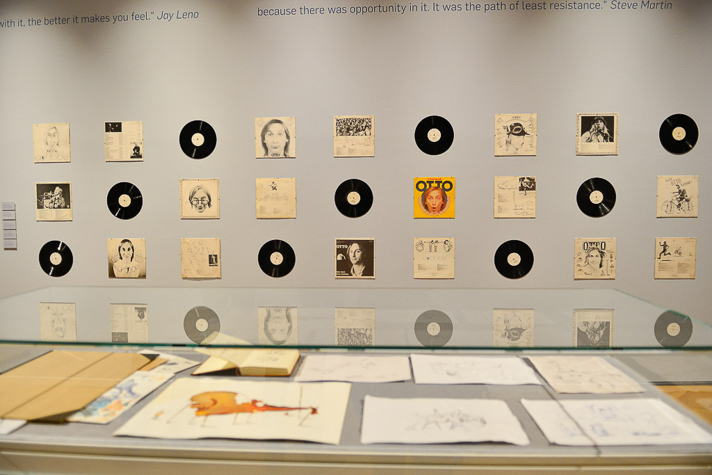 Ausstellung mit Schallplatten, Zeichnungen und Bildern