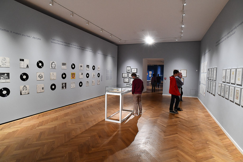 Ausstellung mit Schallplatten, Zeichnungen und Bildern