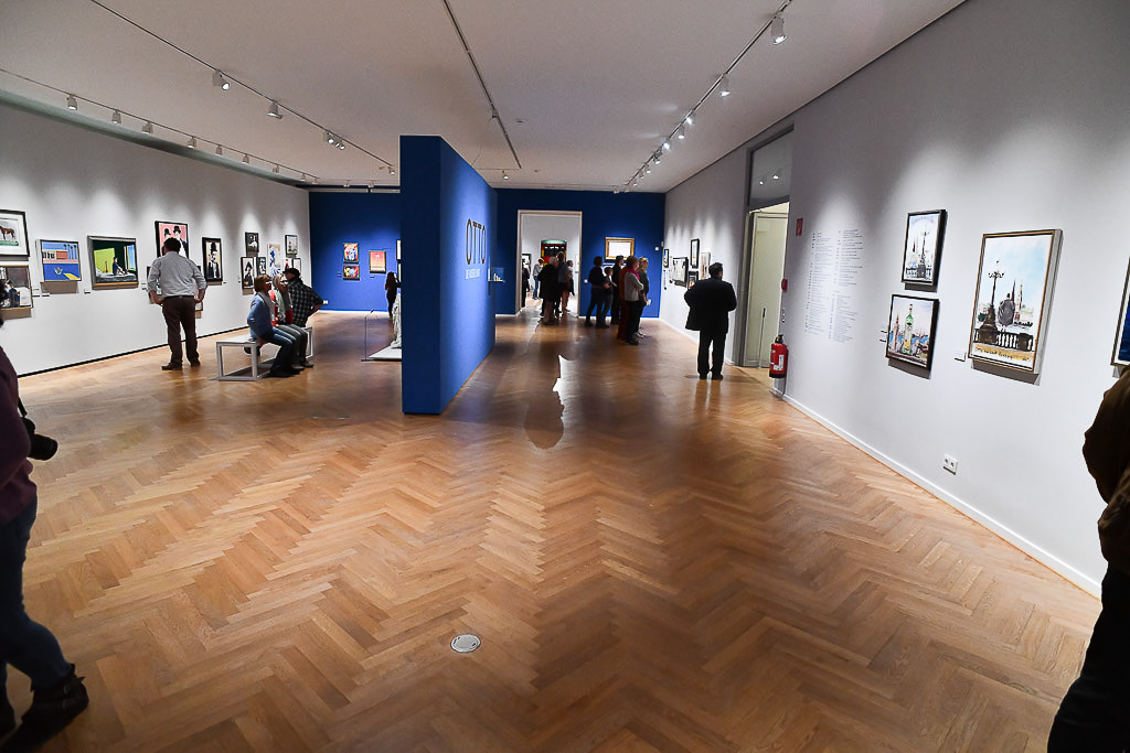 Ausstellung mit Schallplatten, Zeichnungen und Bildern