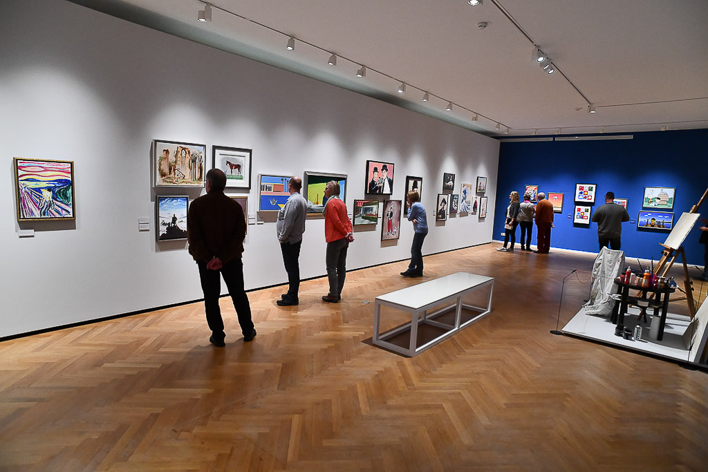 Ausstellung mit Schallplatten, Zeichnungen und Bildern