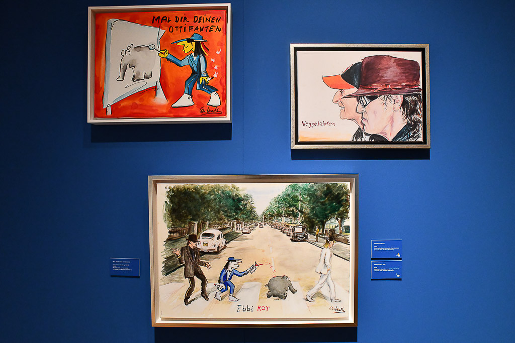 Gemälde an blauer Wand