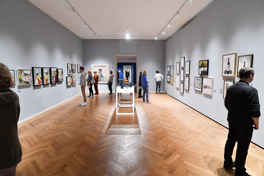 Ausstellungssaal mit Besuchern