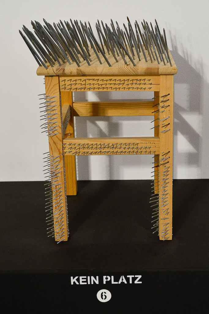 Hocker mit Nägeln im Hochformat