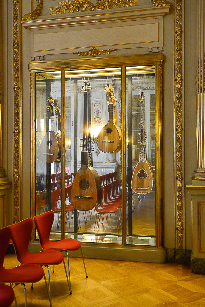 Vitrine im Ausstellungsraum im Hochformat