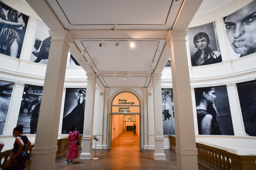Eingang zur Ausstellung Peter Lindbergh – Untold Stories