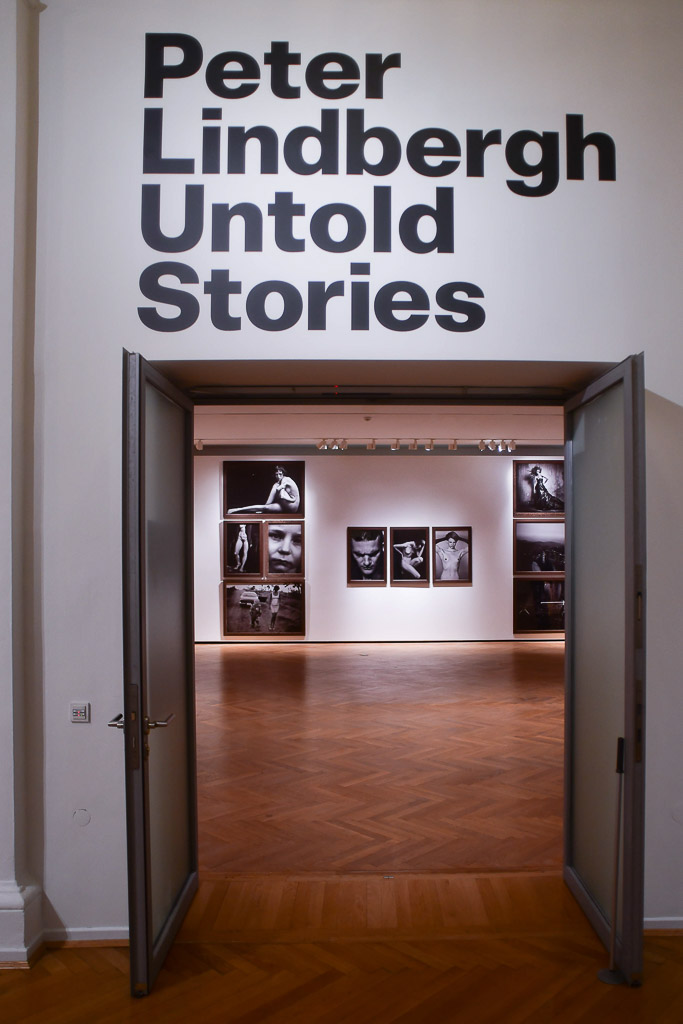 Eingang zur Ausstellung Peter Lindbergh – Untold Stories im Hochformat