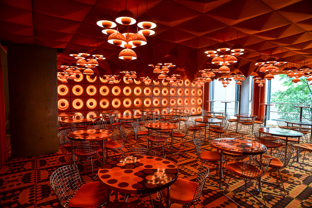 Speisesaal der Spiegel-Kantine in Orange