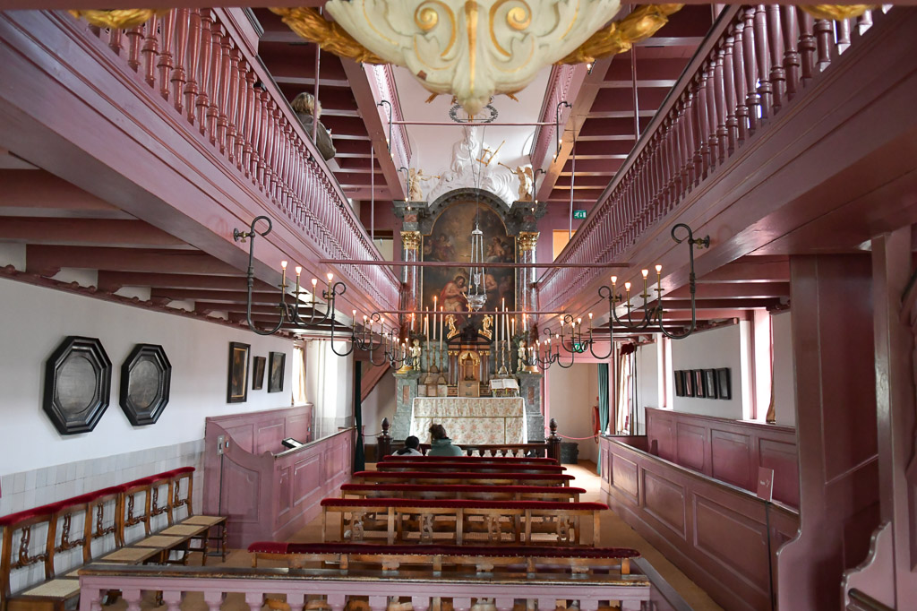 Die Kirche auf dem Dachboden mit Bänken und Balkonen