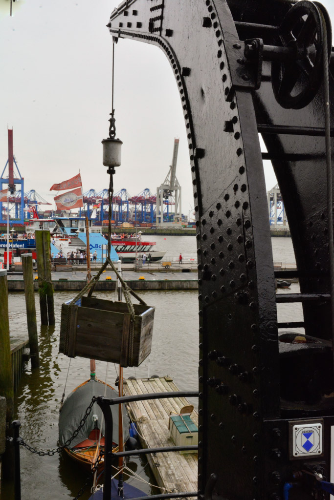 Kran im Museumshafen im Hochformat