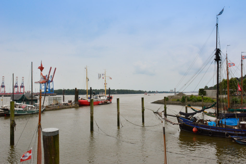Schiffe im Hafenbecken