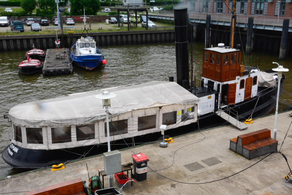 Schiff am Ponton