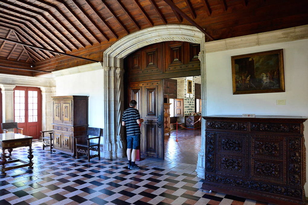 Saal mit Schachbrettboden und Holzmöbeln
