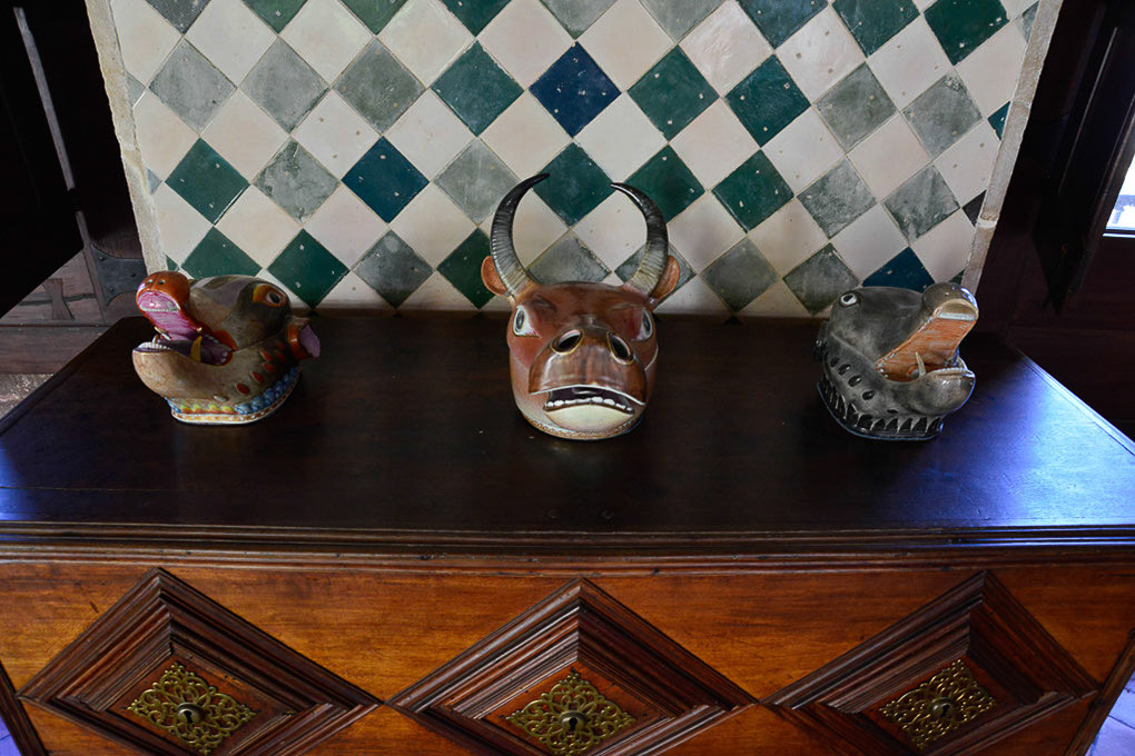 Tisch mit Azulejos und Keramik