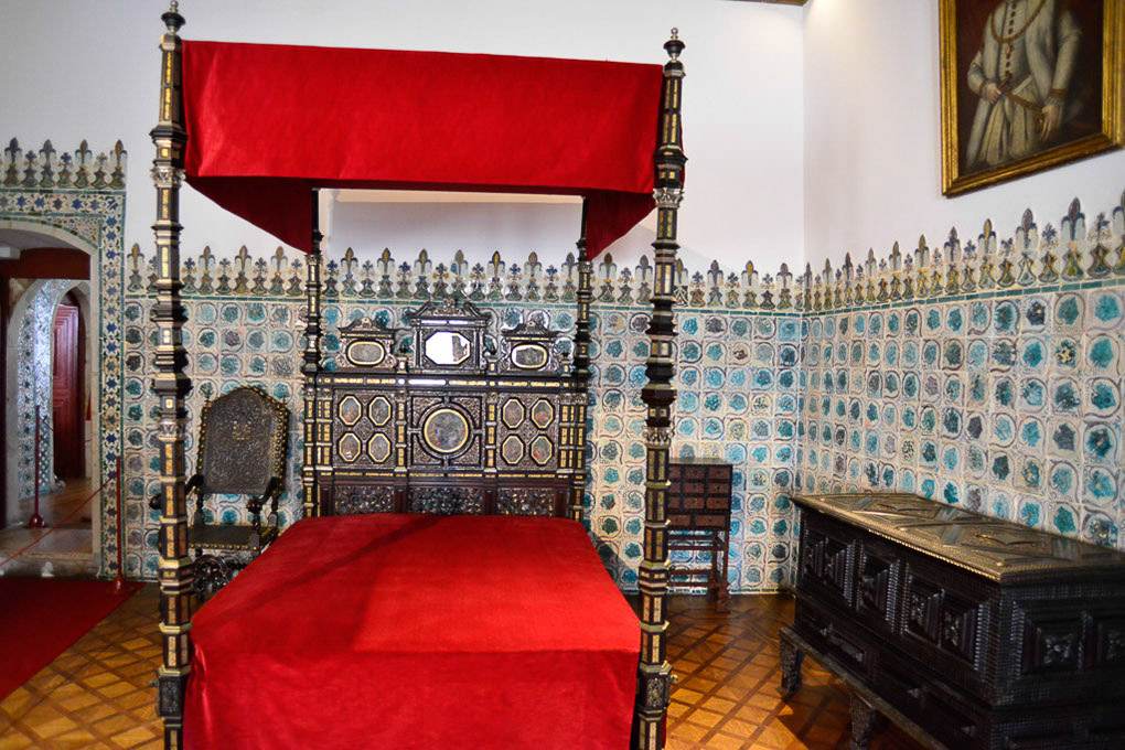 Schlafzimmer mit rotem Himmelbett