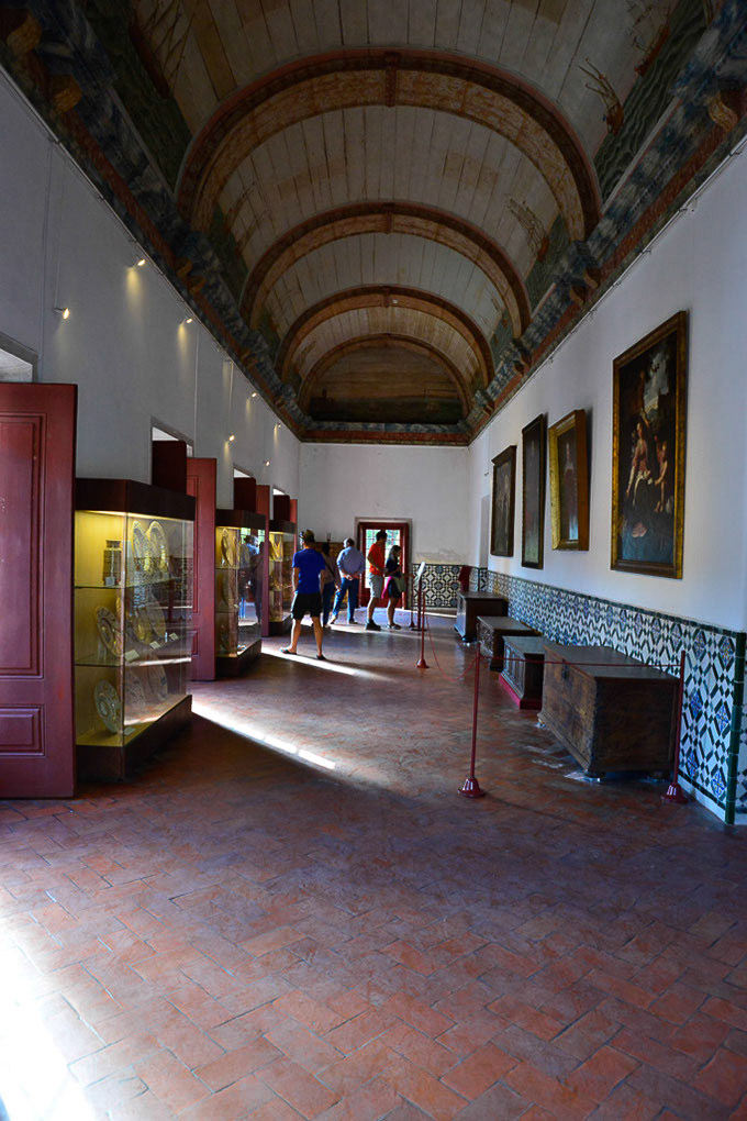 Langer Saal mit Schachbrettboden