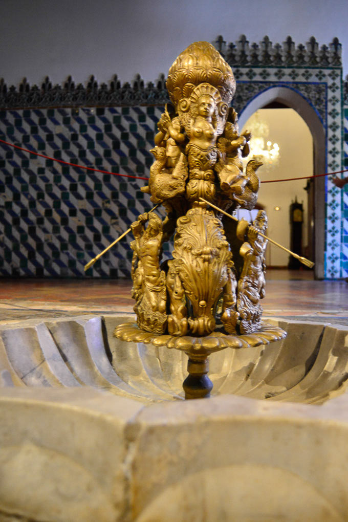 Brunnen mit goldener Figur