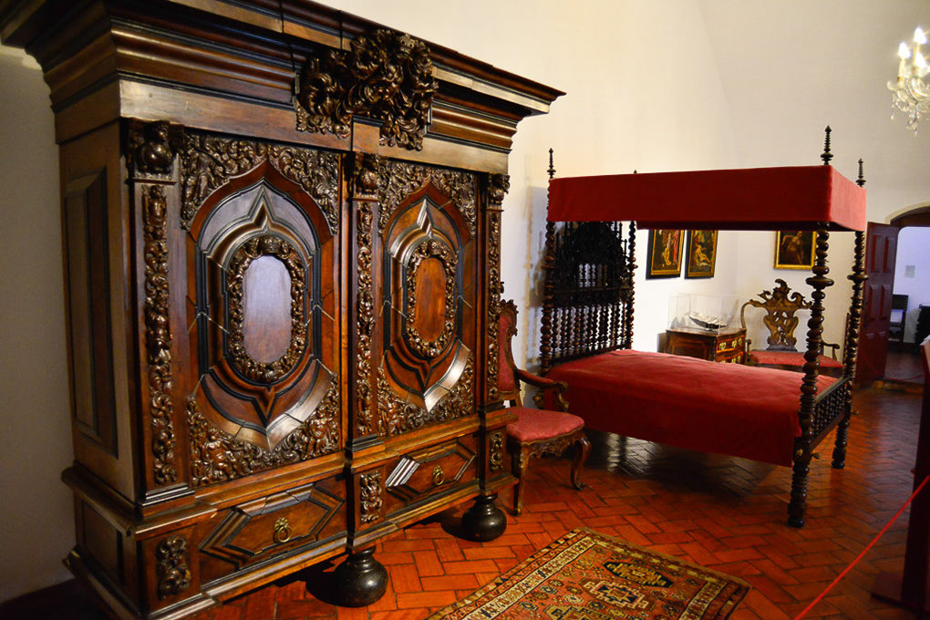 Holzschrank und Bett