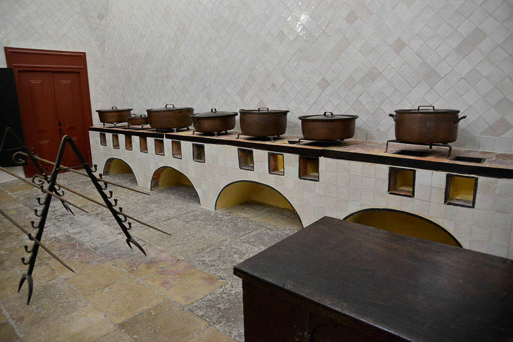 Küchenraum mit Töpfen