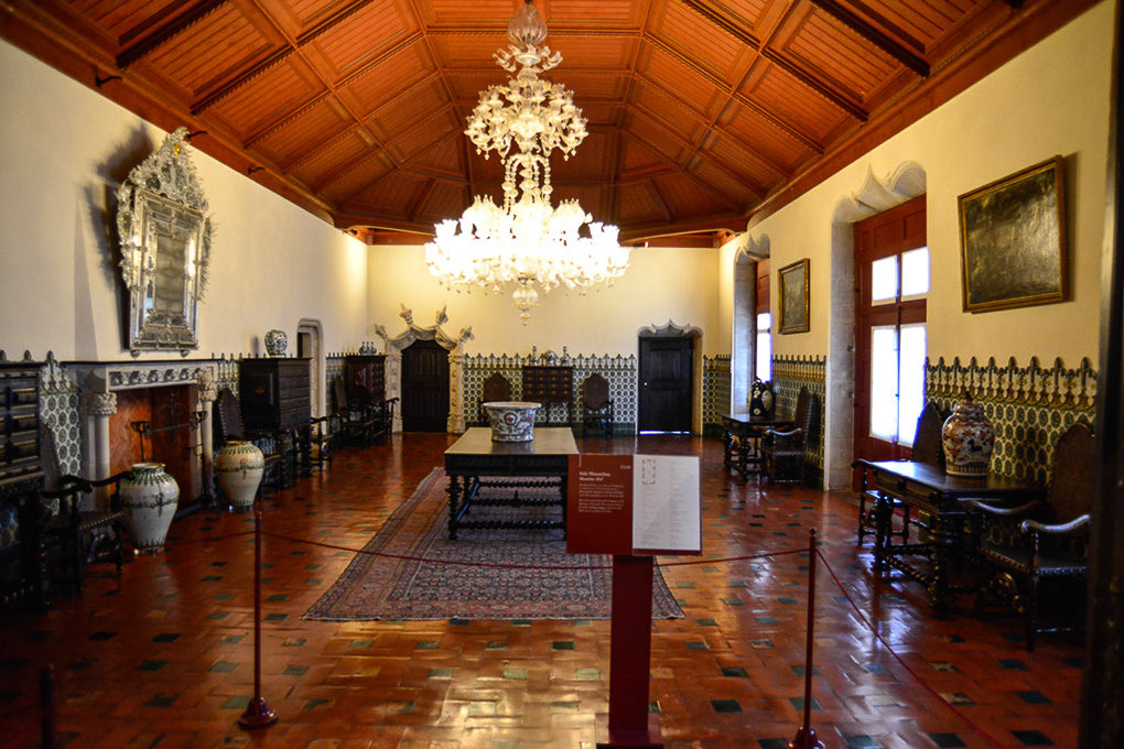 Saal mit Kronleuchter
