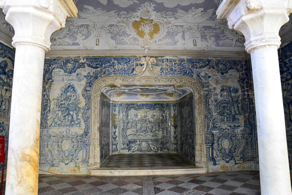 Azulejo-Wand mit Säulen