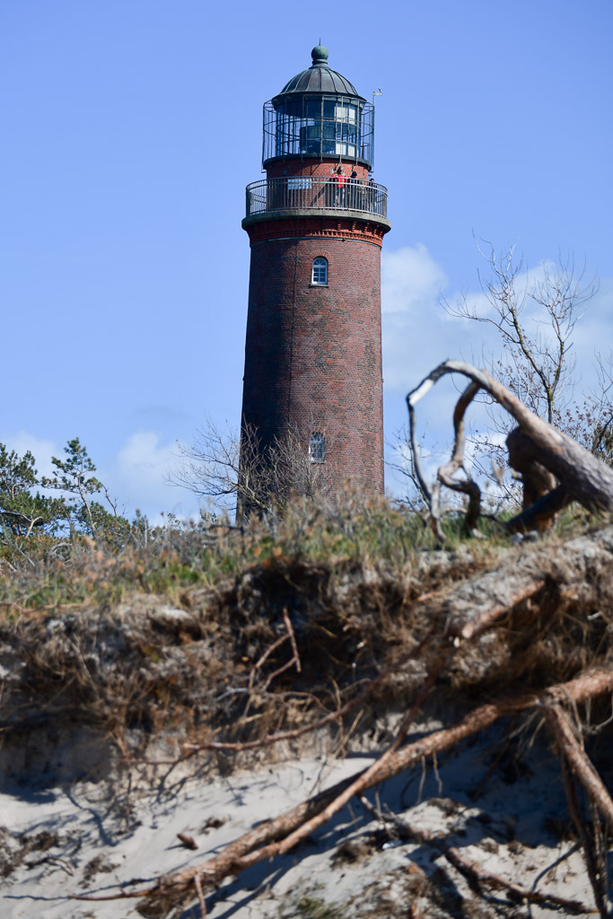 Leuchtturm hinter den Dünen im Hochformat