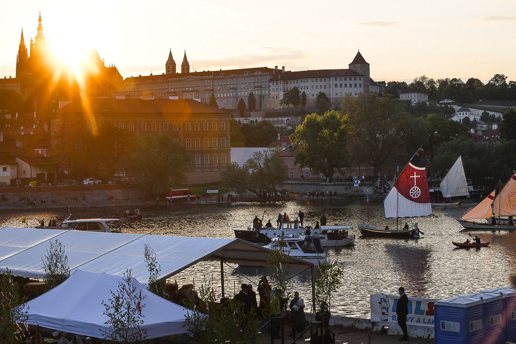Sonnenuntergang über der Moldau mit Booten