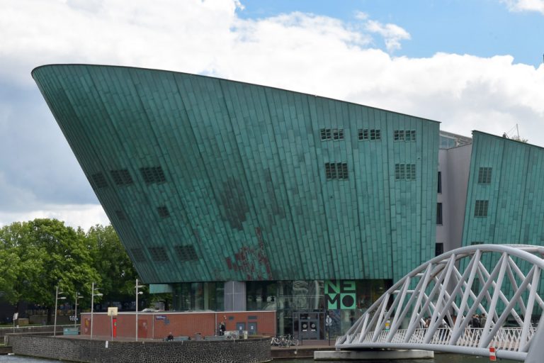 Das grünliche, schiffsförmige NEMO-Gebäude von Renzo Piano
