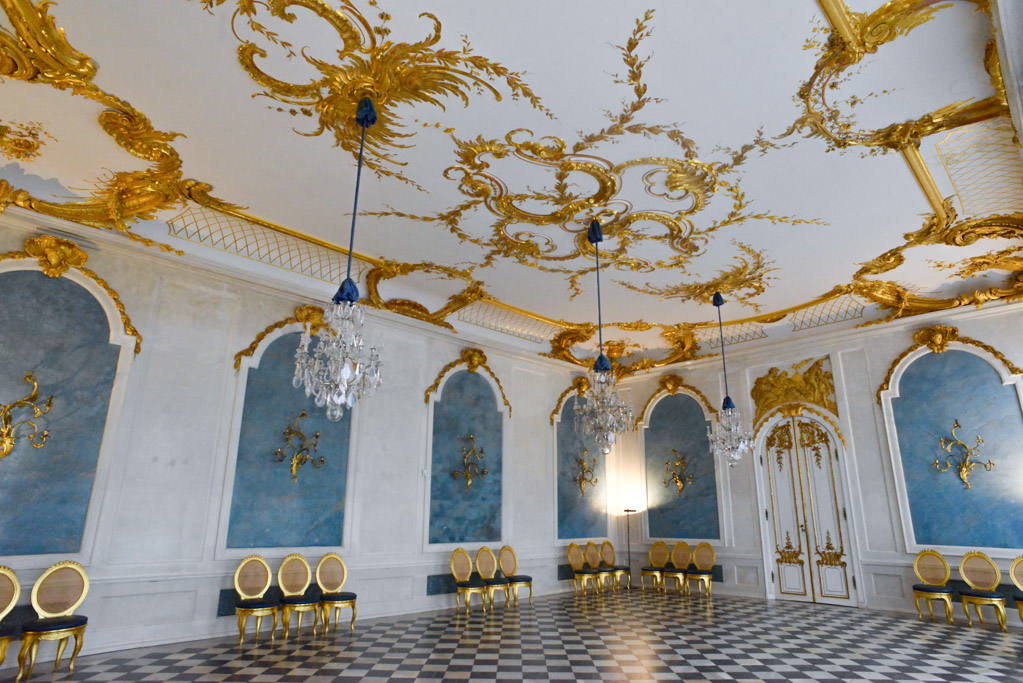 Festsaal mit blau-weißen Wänden und Goldstuck