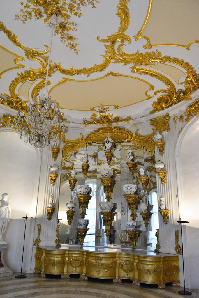 Saal mit Stuck und goldenen Details im Hochformat