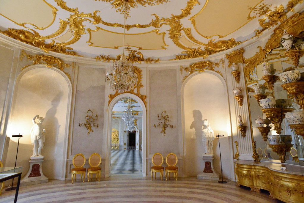 Rundsaal mit goldenem Stuck