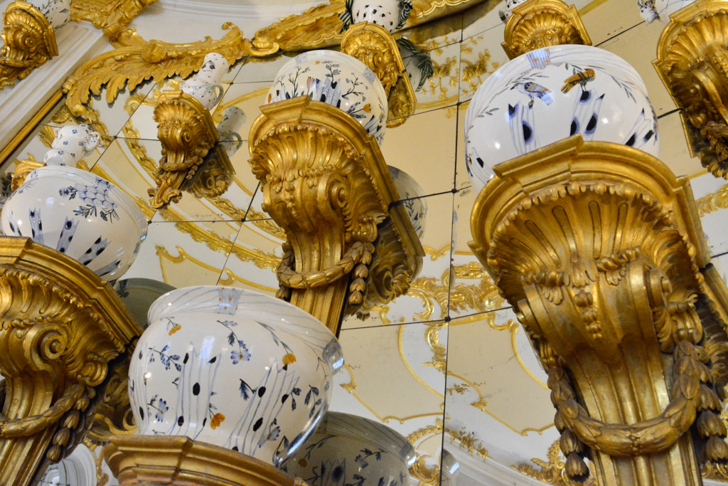 Porzellan mit goldenen Wandarmen