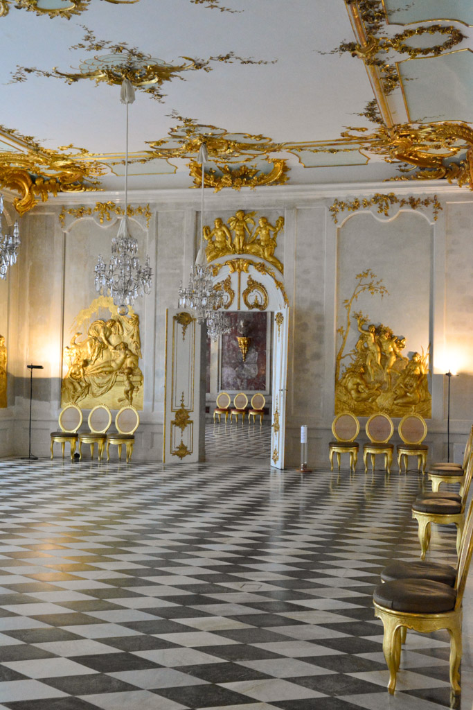 Saal mit Schachbrettboden im Hochformat