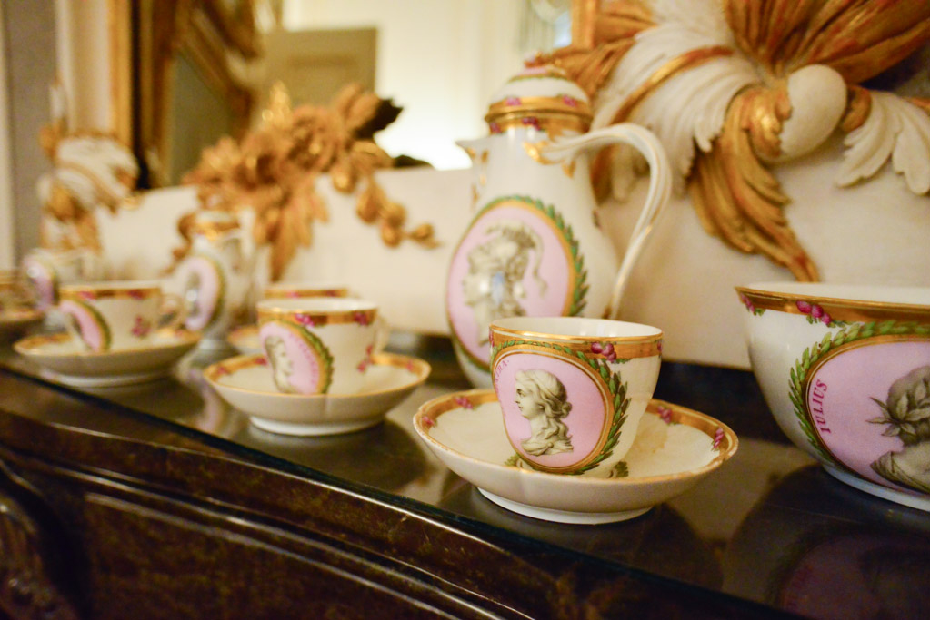 Teeservice mit rosa Dekor