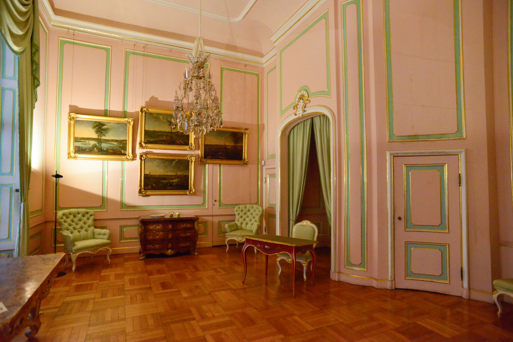Gästezimmer mit Gemälden und Sitzmöbeln