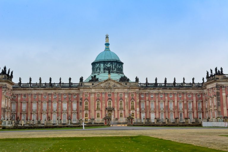 Neues Palais mit Kuppel