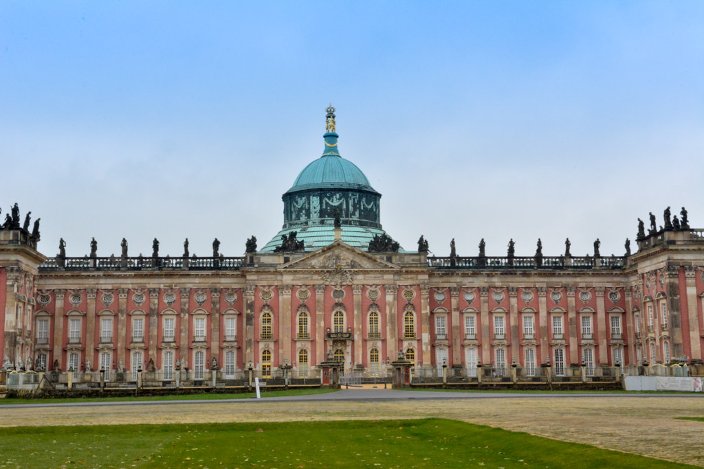 Neues Palais mit Kuppel