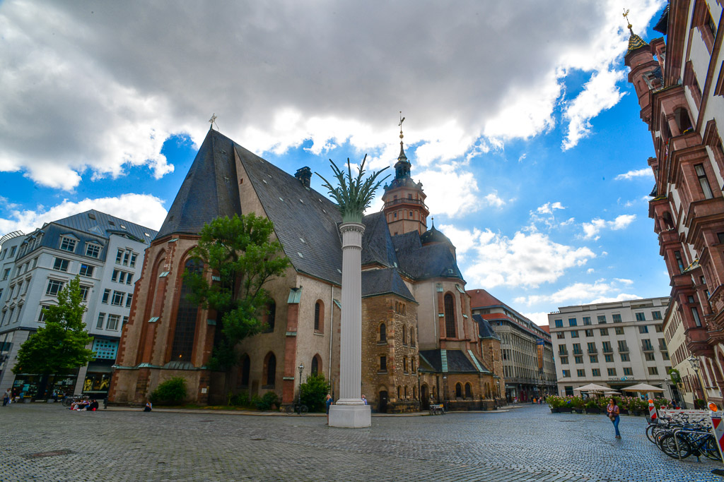Nikolaikirche mit Nikolaisäule