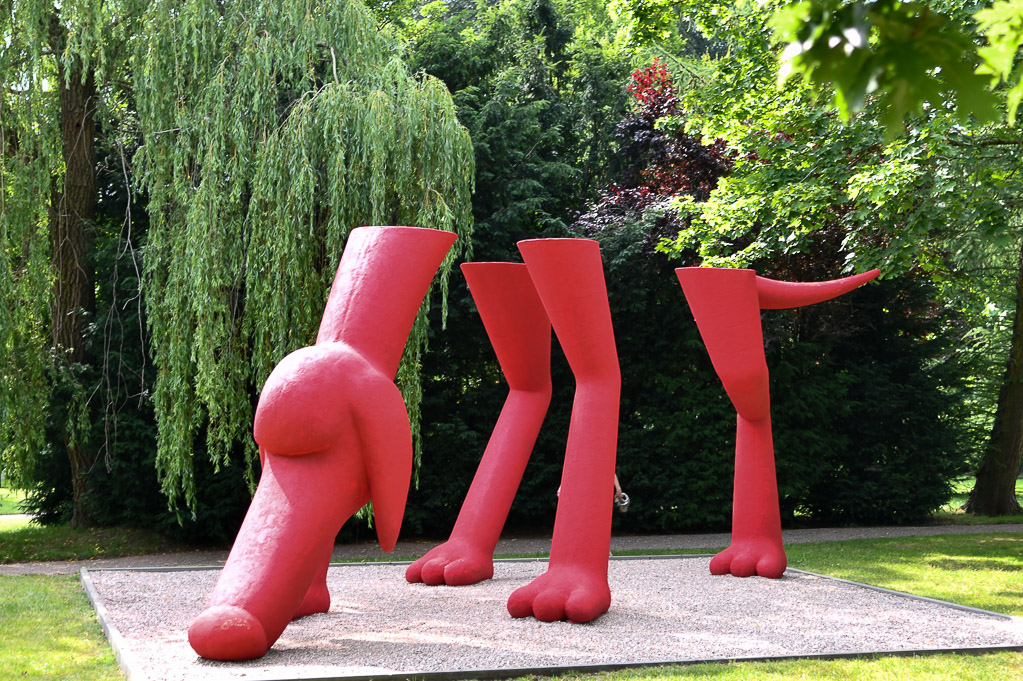 Rote Skulptur Streunender Hund