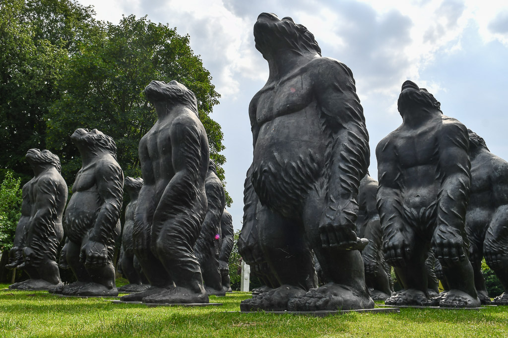 Gorilla-Skulpturen im Park