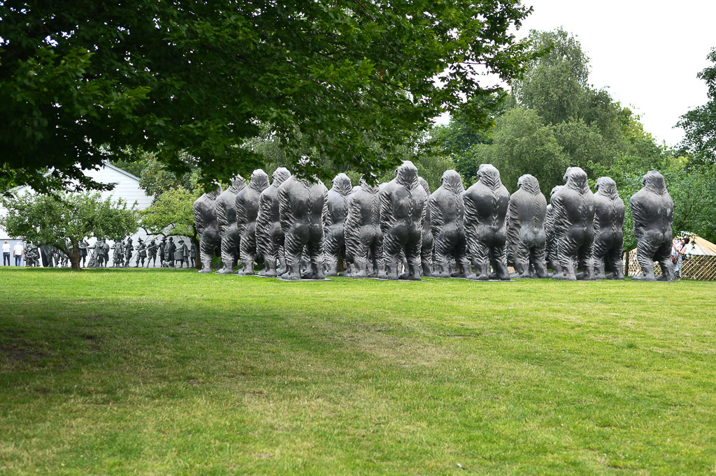 Skulpturenreihe im Park
