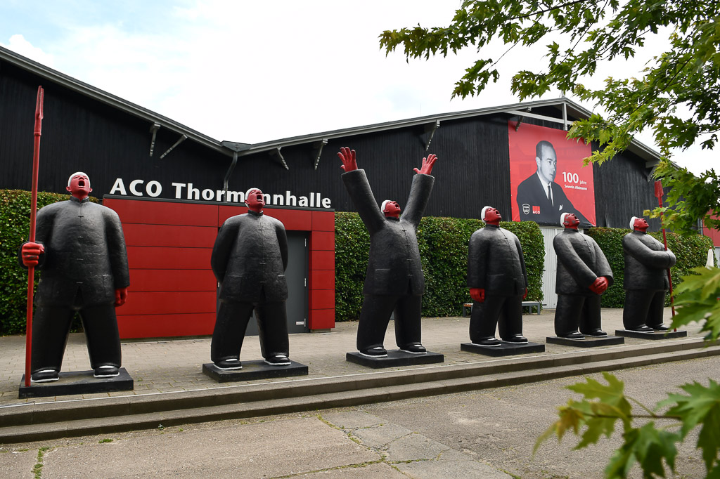 Figuren vor der Halle