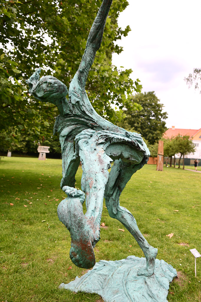 Skulpturen im Park im Hochformat