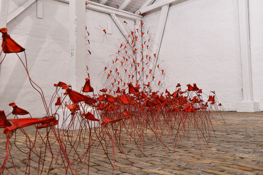 Rote Installation in der Halle