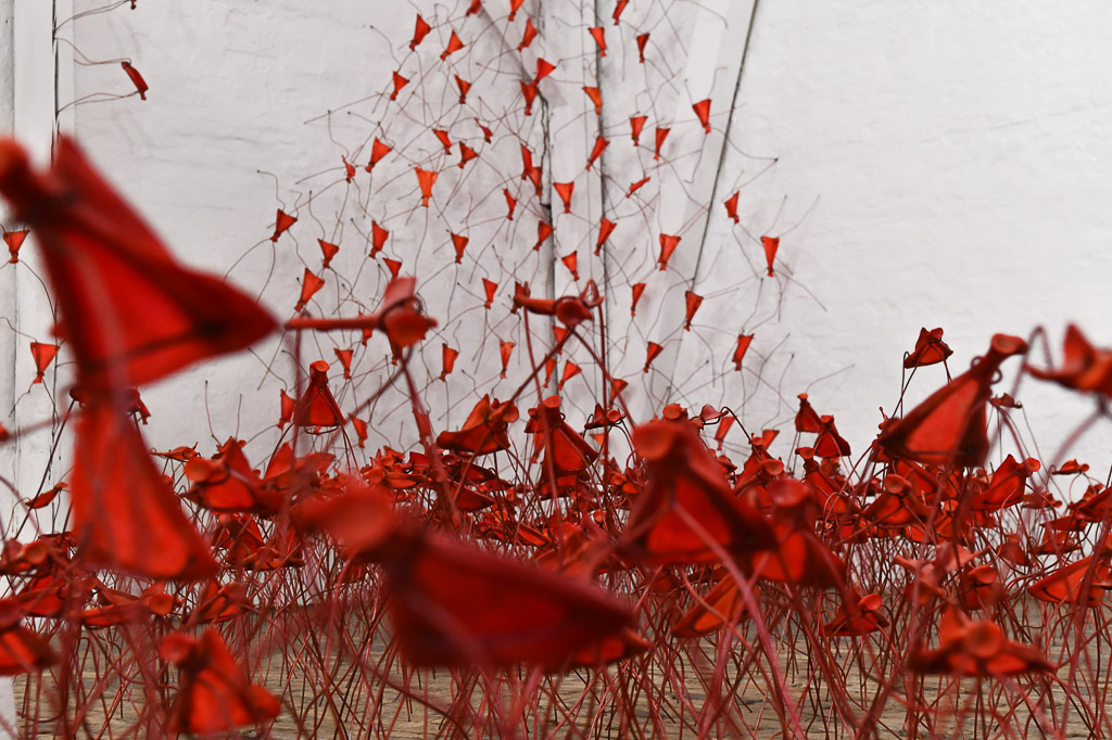 Rote Installation in der Halle