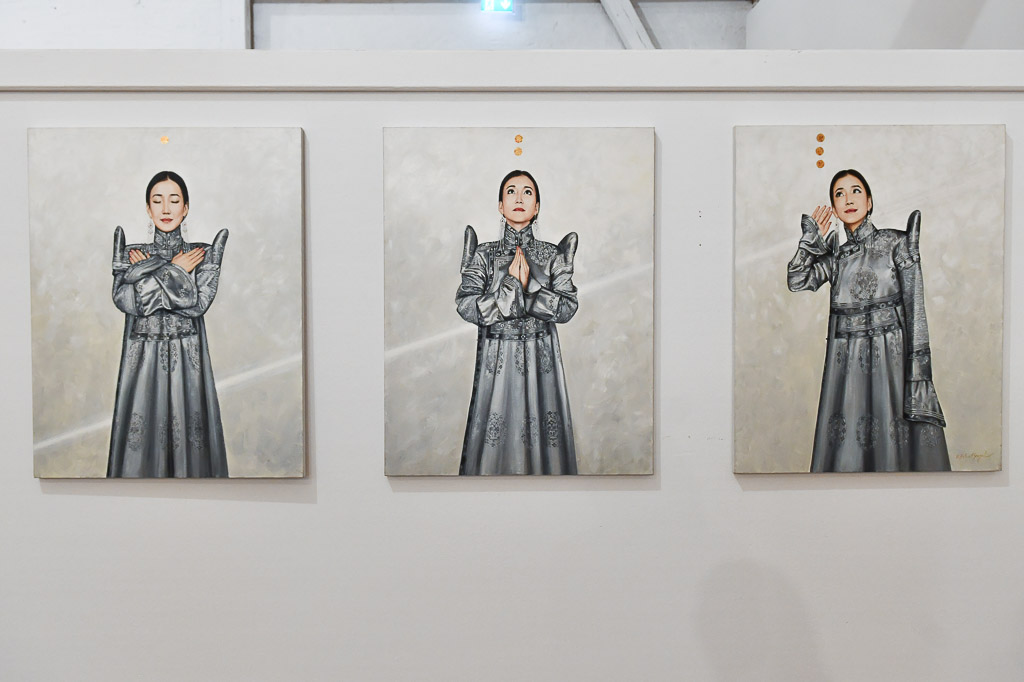Porträts an der Wand