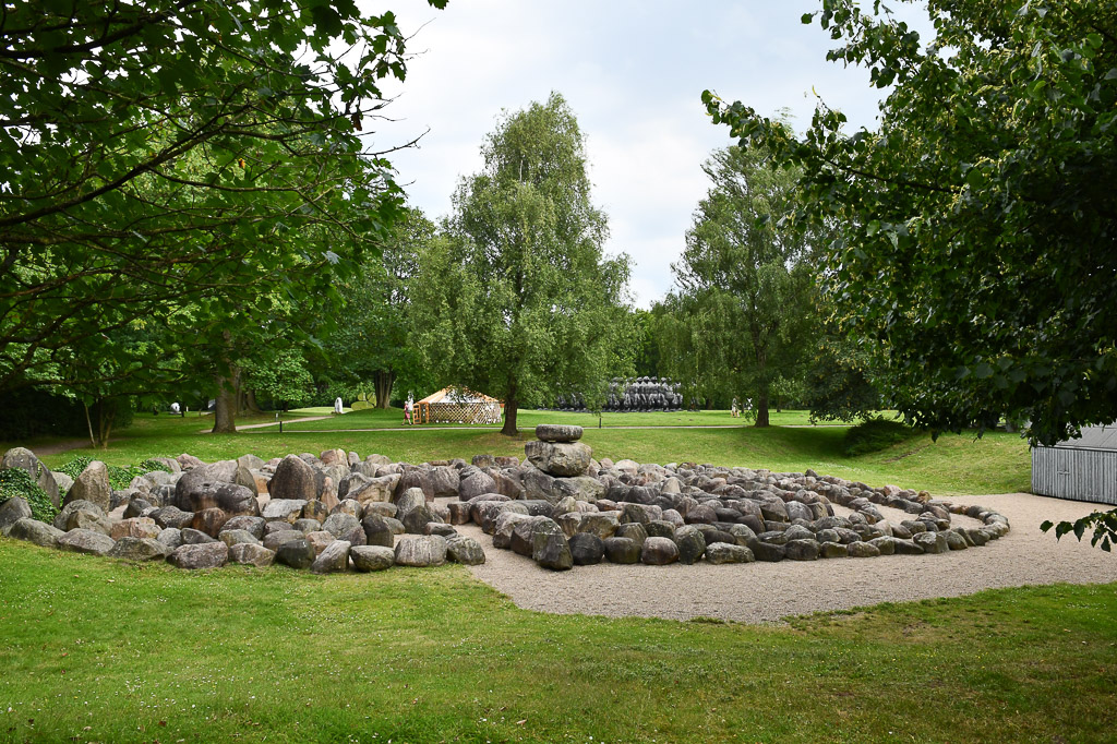 Weg und Steinkreis im Park