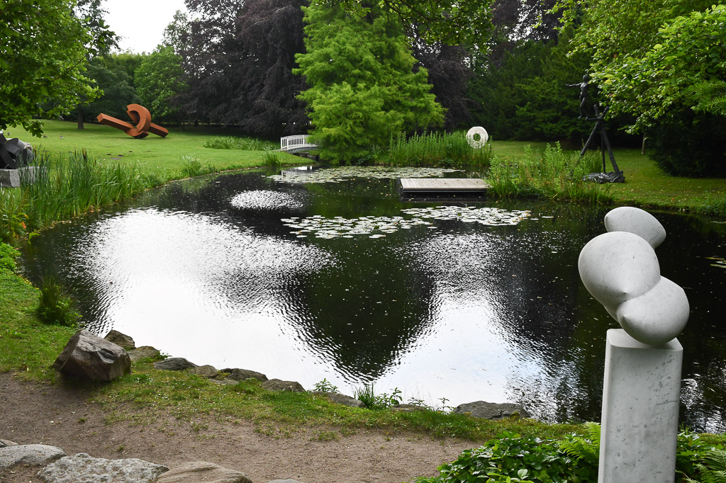 Teich im Skulpturenpark mit Skulpturen