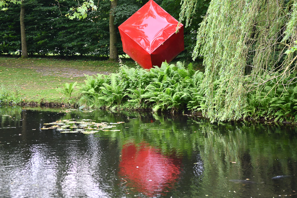 Teich im Skulpturenpark mit Skulpturen