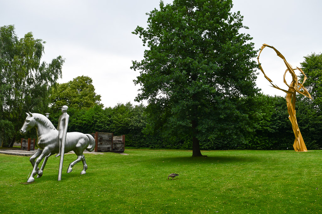 Pferdeskulptur im Park